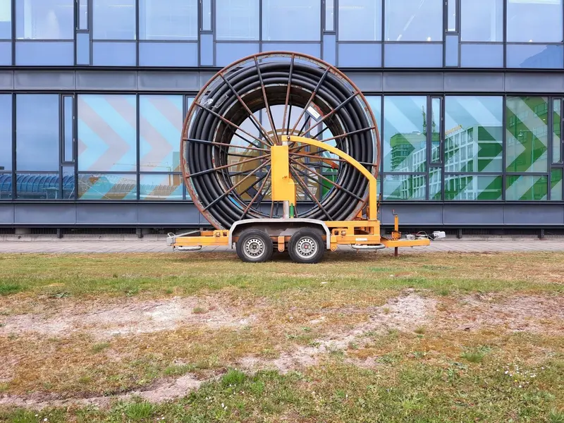 Kabelhaspel op een aanhanger voor een kantoorgebouw