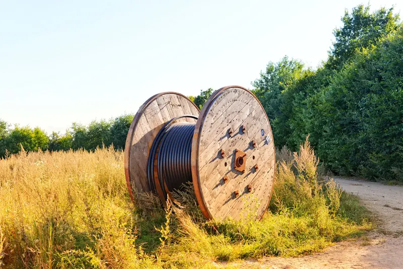 Houten kabelhaspel in een veld