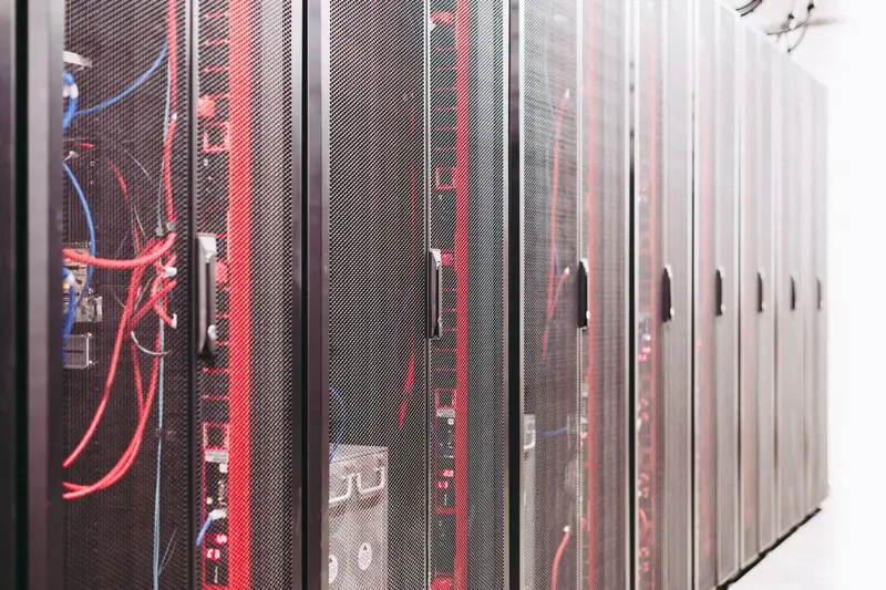 Serverkasten met netwerkkabels in een datacenter