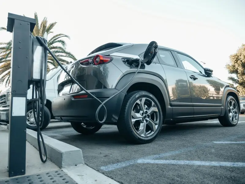 Elektrische auto aan een laadpaal op een parkeerplaats