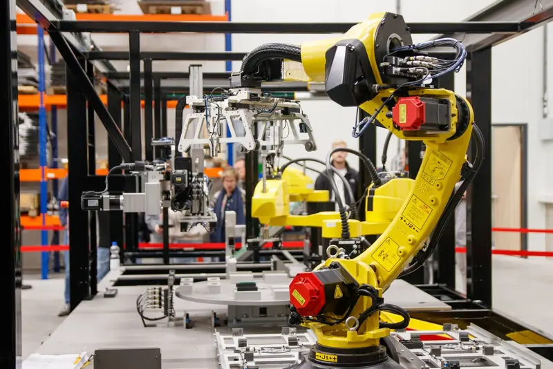 Industriële robotarm in een productiecel