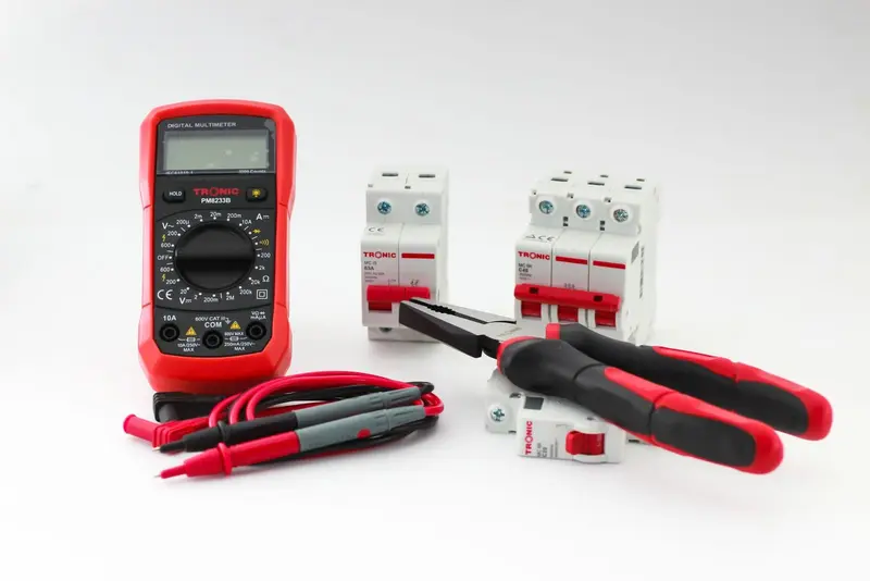Multimeter, installatieautomaten en een tang