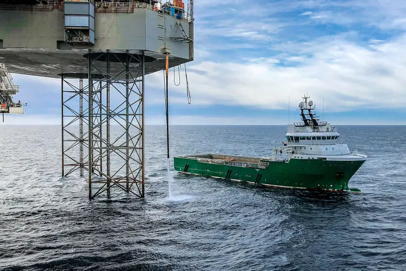 Bevoorradingsschip naast een offshoreplatform