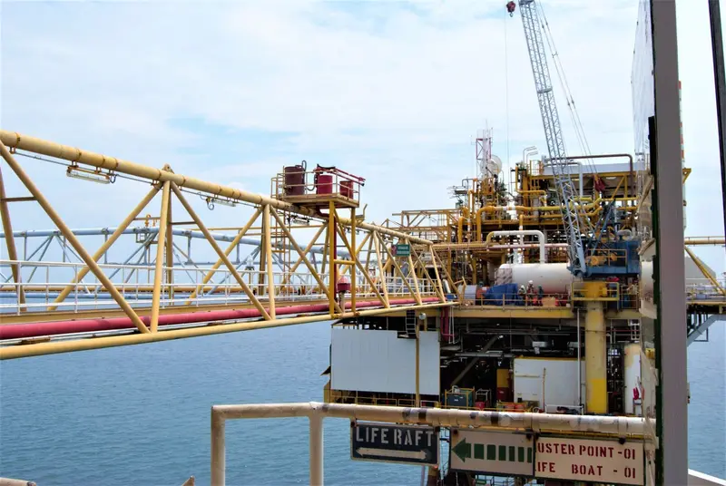 Offshoreplatform met kraan boven zee