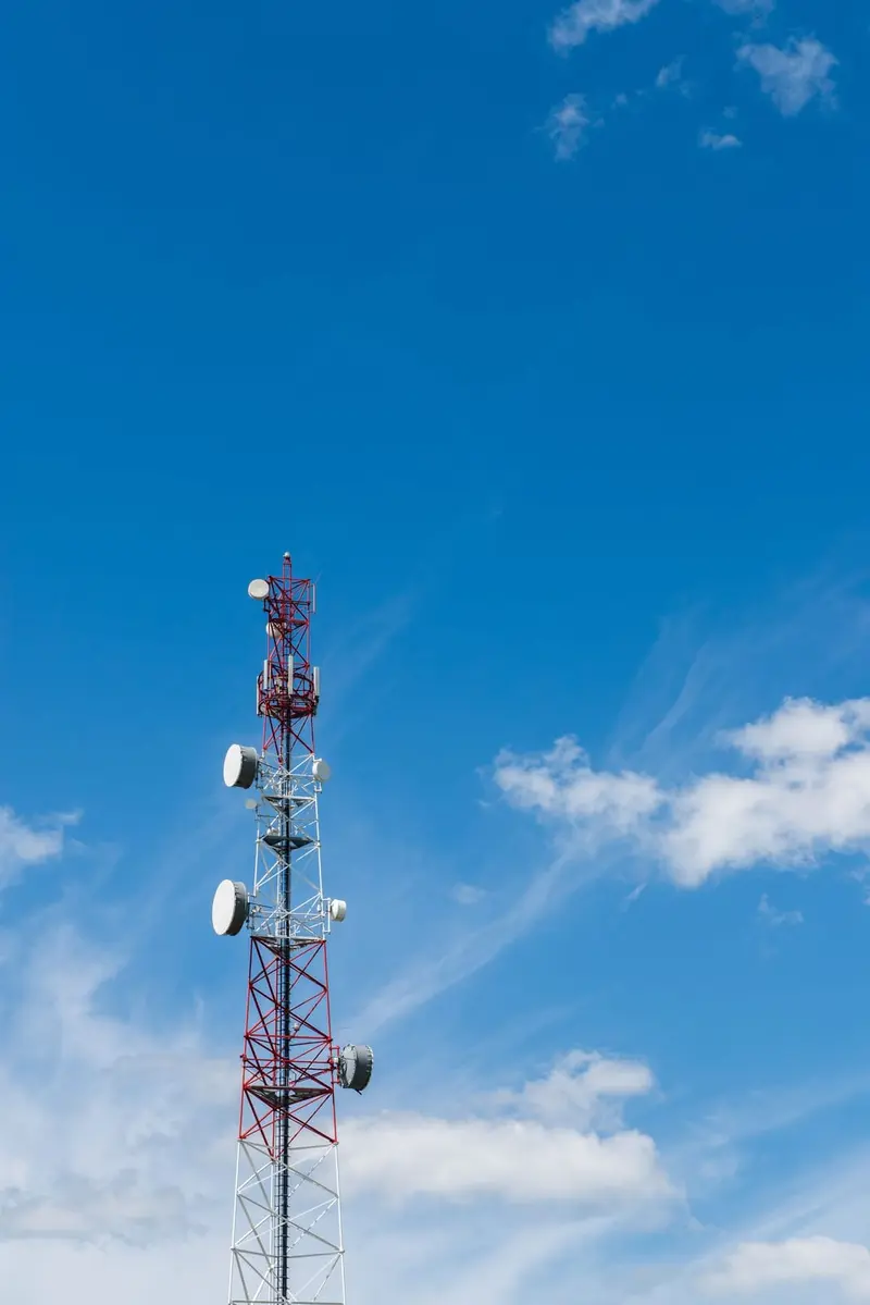Zendmast met antennes